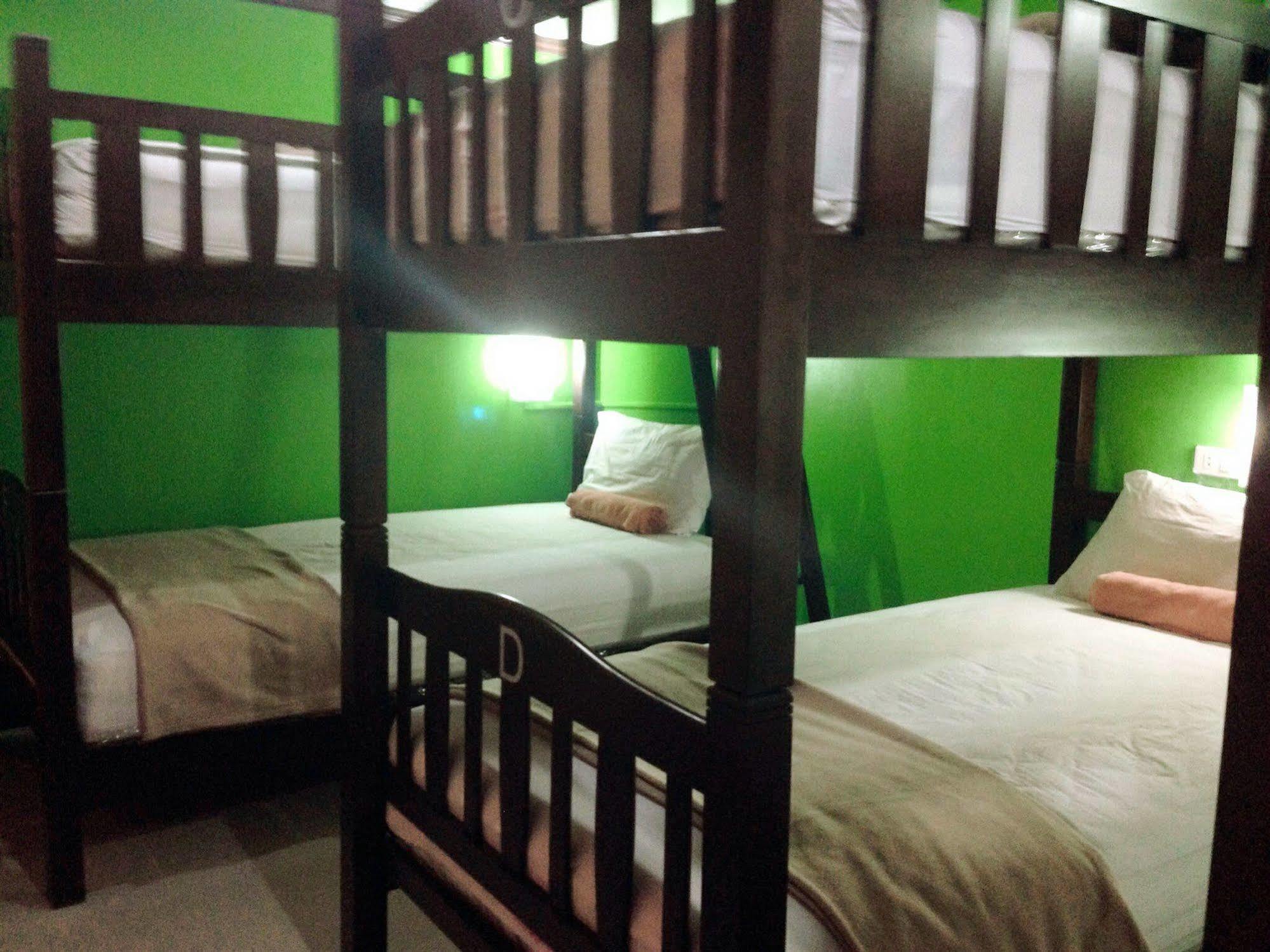 Silla Patong Hostel Экстерьер фото