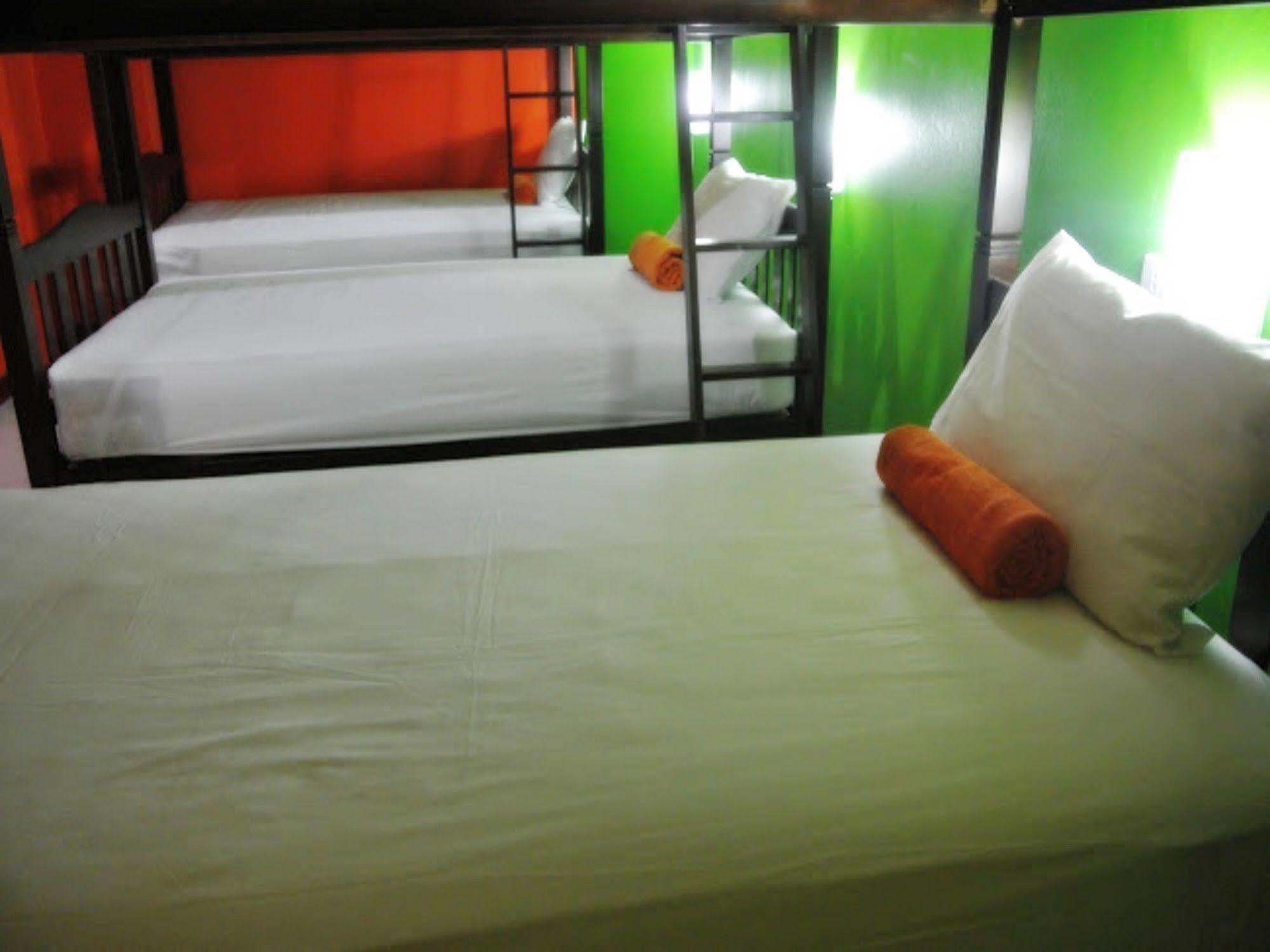 Silla Patong Hostel Экстерьер фото