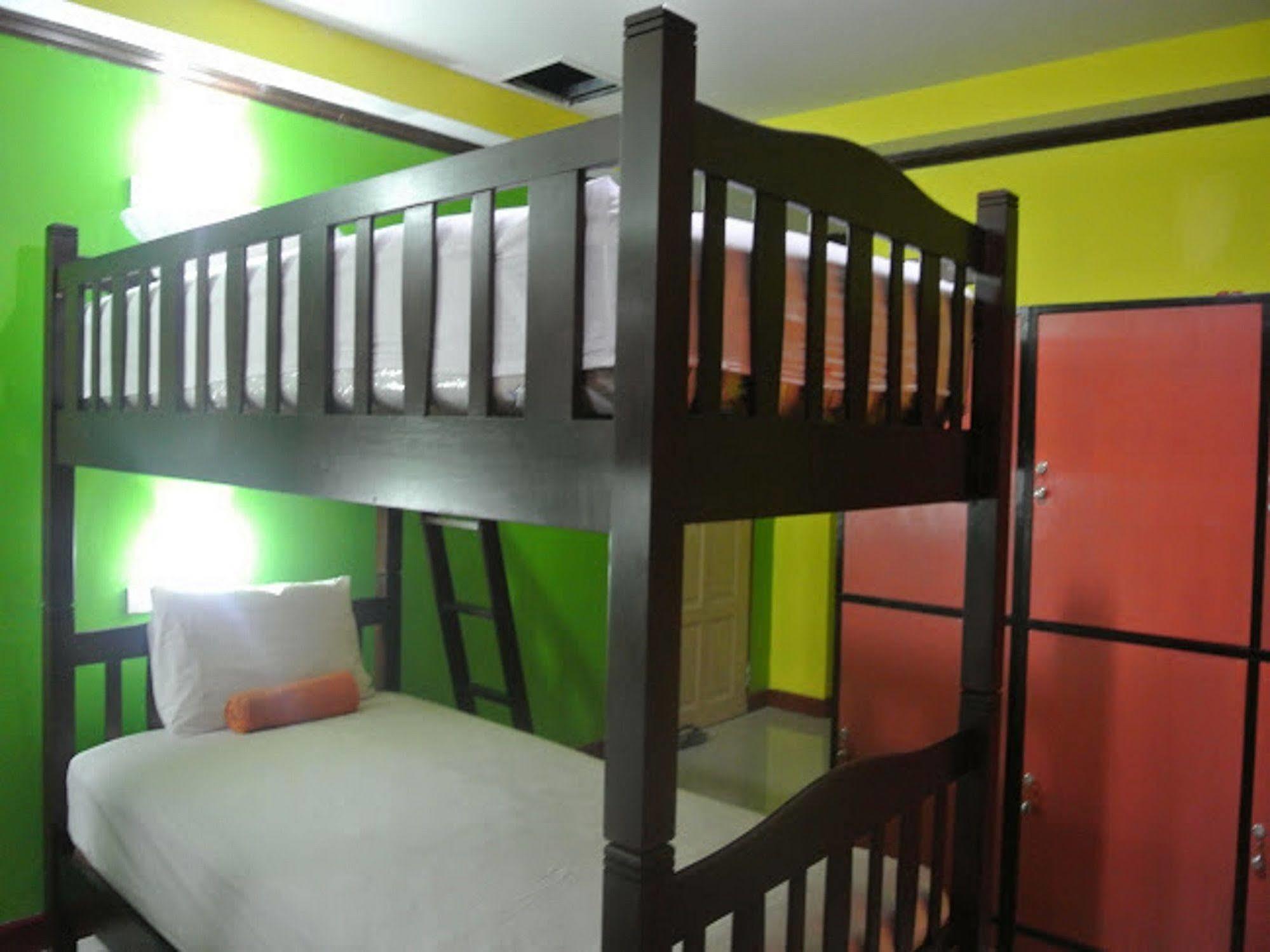 Silla Patong Hostel Экстерьер фото